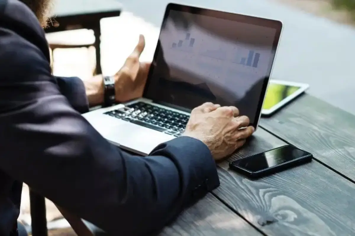 Inflação desacelera em março, mas alimentos e combustíveis seguem caros no Brasil