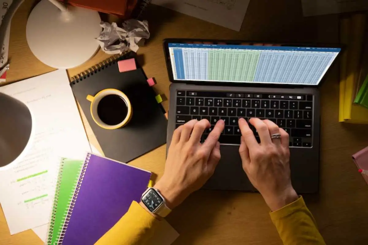 Imagem ilustrativa da reforma tributária no Brasil, com gráficos financeiros e calculadora, representando mudanças no imposto de renda.