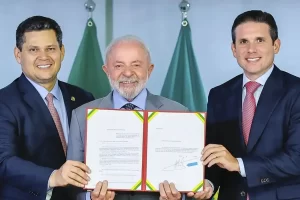 Policiais e cidadãos colaborando em uma comunidade urbana, simbolizando a reforma da segurança pública no Brasil com a PEC do governo Lula.