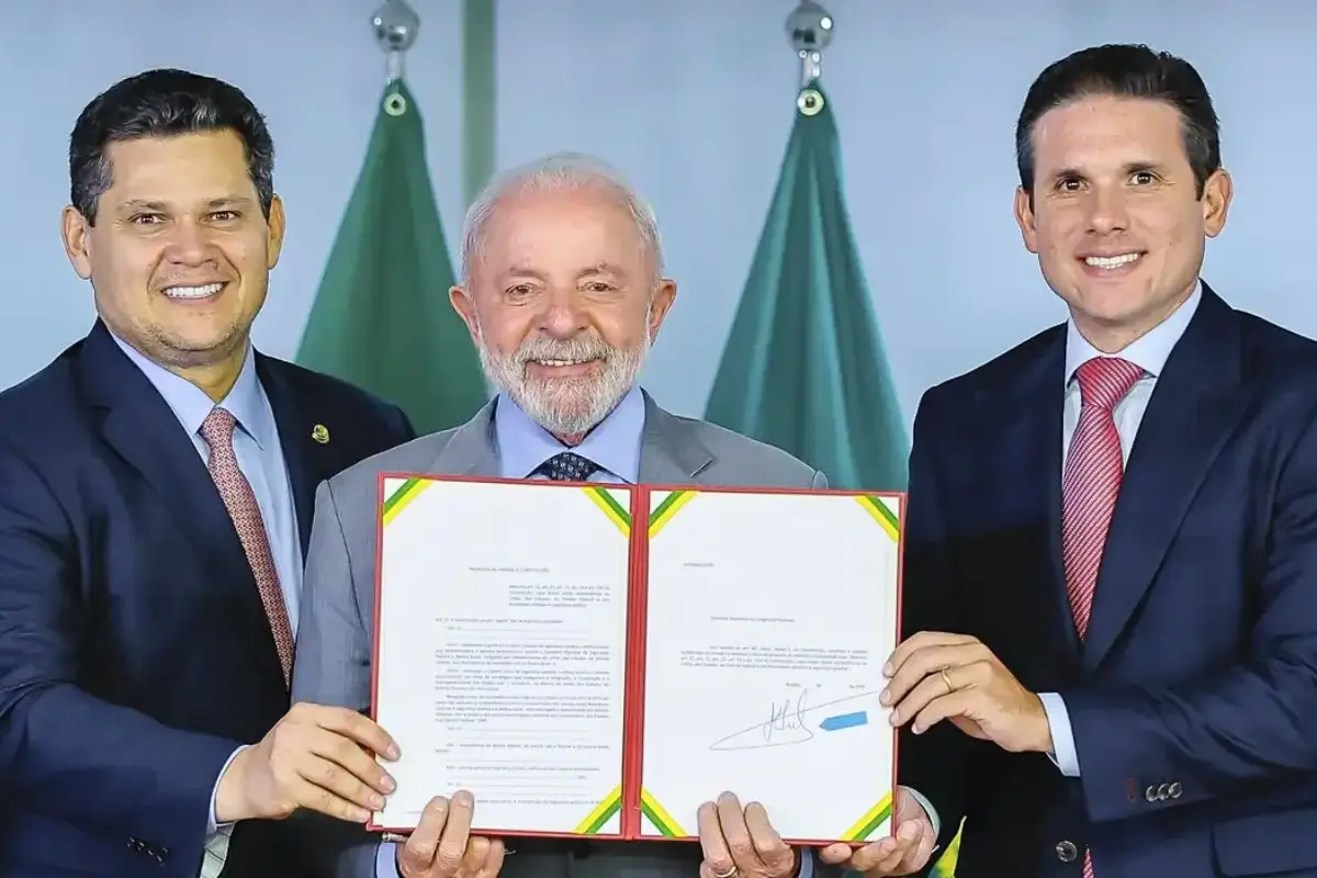 Policiais e cidadãos colaborando em uma comunidade urbana, simbolizando a reforma da segurança pública no Brasil com a PEC do governo Lula.