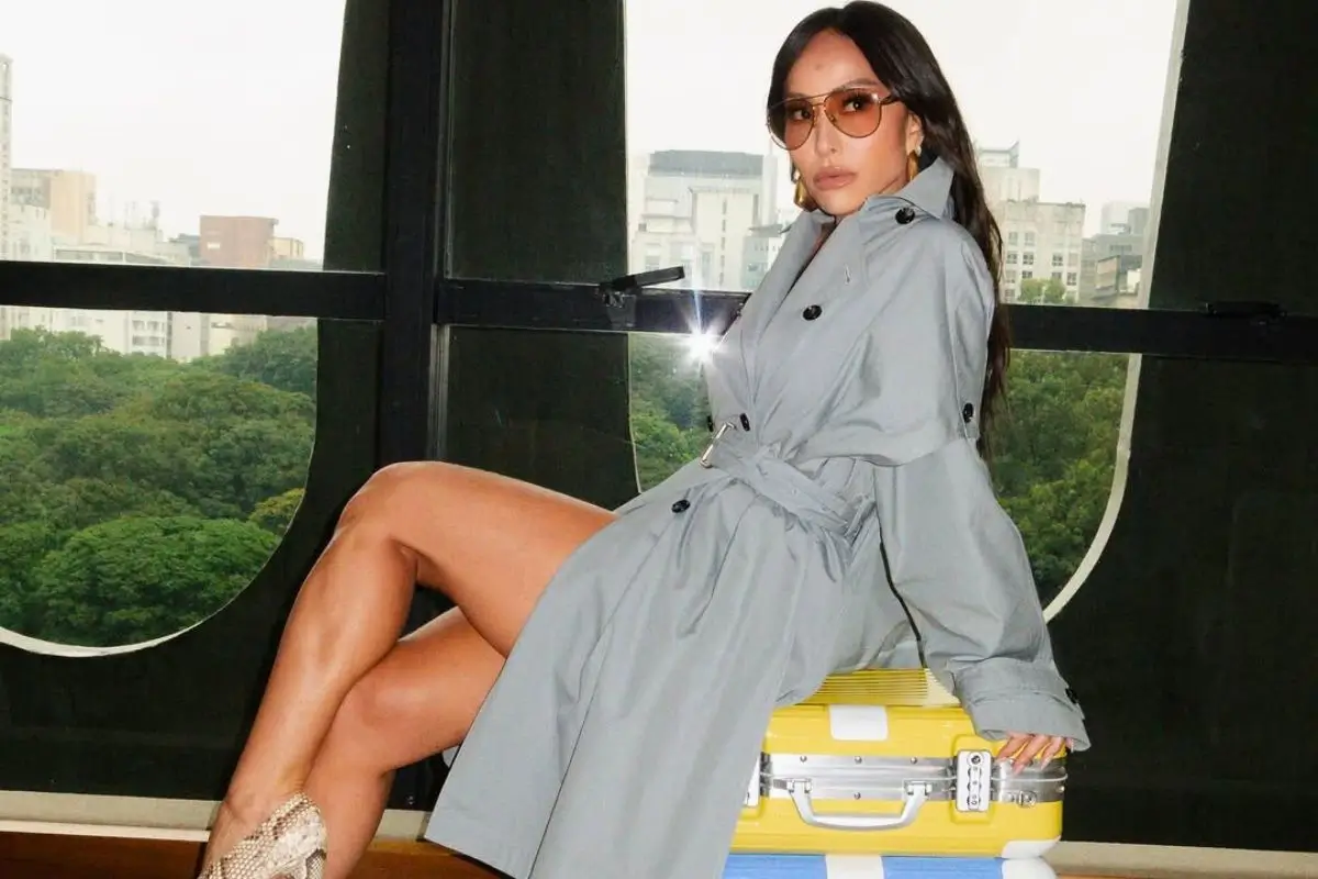 Sabrina Sato rindo no programa Que História É Essa, Porchat?, contando sobre sua confusão em um banho de onsen no Japão.