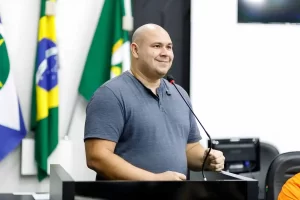 Ônibus urbano em Cuiabá com passageiros felizes, simbolizando tarifa zero aos domingos no programa Domingão Tarifa Zero.