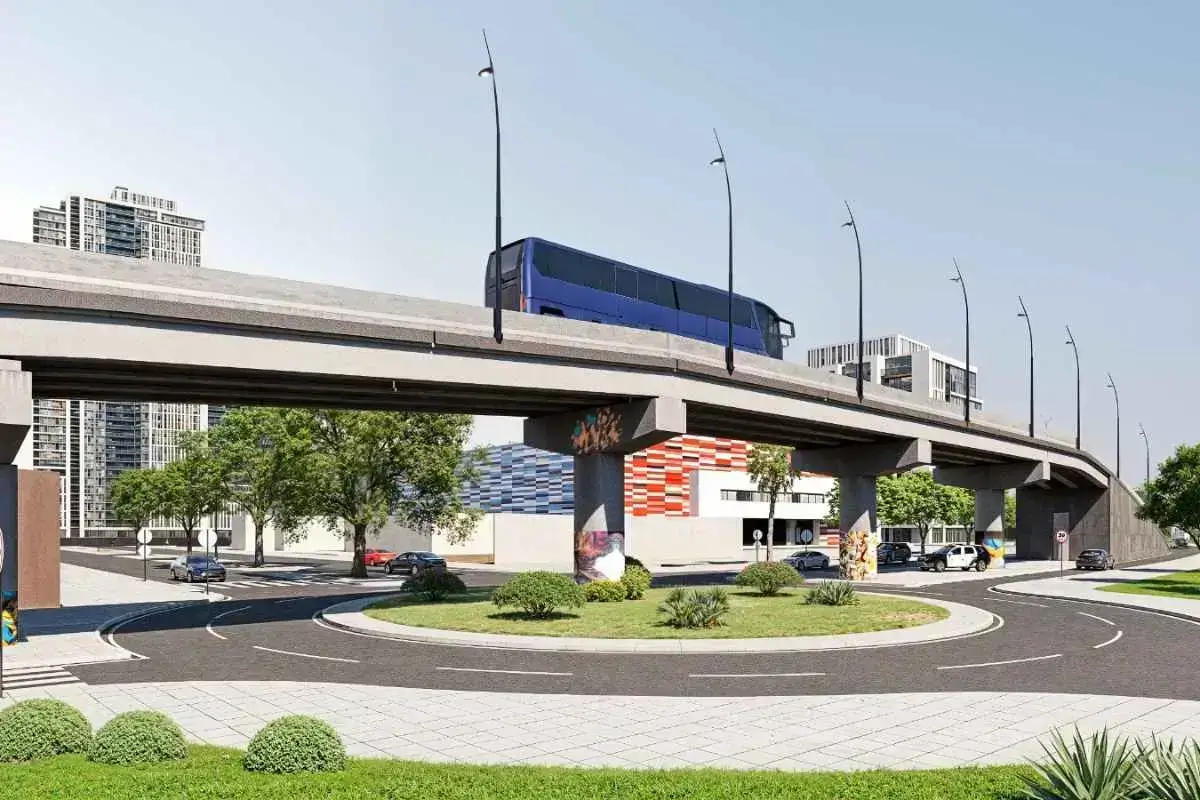Vista aérea de um viaduto moderno em construção em Rondonópolis, com trânsito fluindo e skyline da cidade ao fundo.