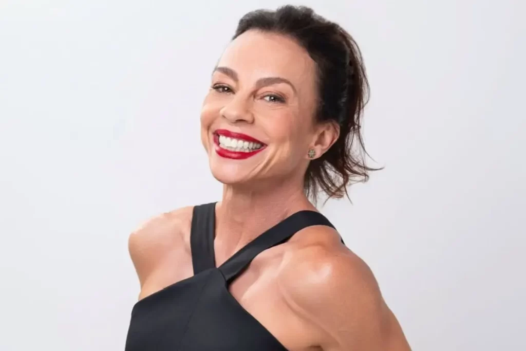 Atriz Carla Marins em pose pensativa, simbolizando sua jornada antes de voltar à Globo.