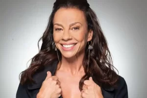 Atriz Carla Marins sorrindo, celebrando retorno à Globo após 12 anos