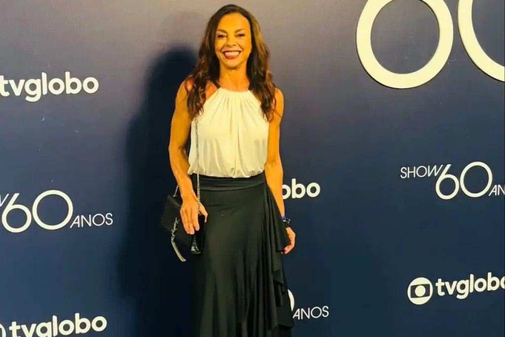 Carla Marins animada no set de 'Das Virgens', nova série do Multishow.