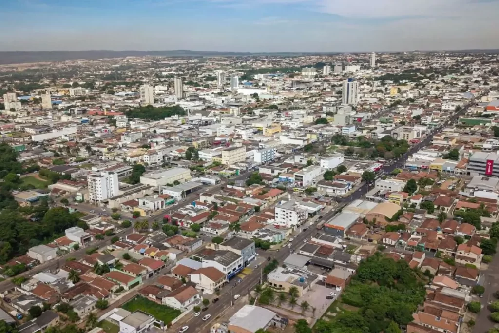 Comércio varejista e Shopping de Rondonópolis terão horário especial de funcionamento virtude do Dia das Mães 4 Rua comercial de Rondonópolis com lojas decoradas para o Dia das Mães, exibindo vitrines com presentes e placas de horário especial.