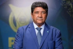 Gavel judicial sobre o logo da CBF, simbolizando a destituição de Ednaldo Rodrigues pela Justiça.