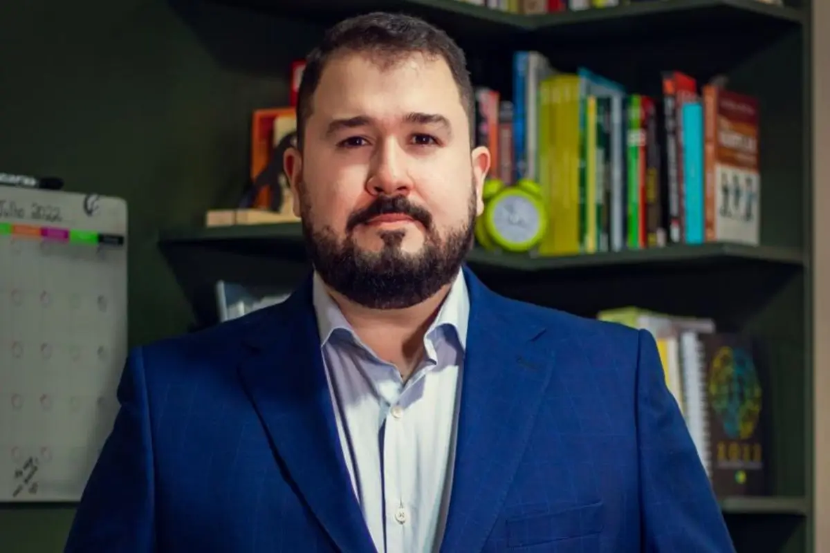 Empresários em evento de vendas estratégicas no Hotel Inter, Cuiabá, durante a Imersão Sales Masters, com mentores e networking.