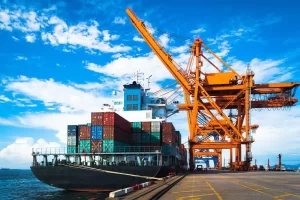 Navio graneleiro descarregando fertilizantes importados em porto brasileiro, ilustrando o aumento na importação de fertilizantes para o agronegócio.