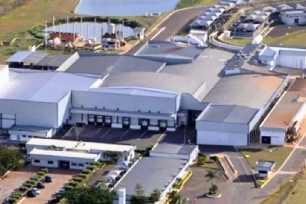 Várzea Grande completa 151 anos e reflete sobre seu crescimento econômico 2 Fábrica em Várzea Grande, MT, produzindo móveis, representando o crescimento industrial da cidade em seus 151 anos.