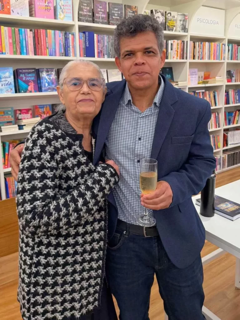Fantasia e realidade se encontram em novo livro que denuncia os impactos na Amazônia 4 Inspiracao do Livro Hannah e os Vampiros da Floresta na Terra Yanomami 1 Atitude MT