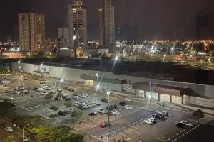 Fachada vibrante do Rondon Plaza Shopping decorada para o Dia das Mães, com vitrines de lojas exibindo presentes e promoções em Rondonópolis.