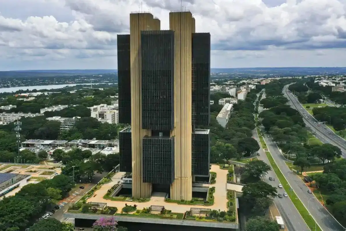 Fachada da sede do Banco Central do Brasil em Brasília, simbolizando a projeção de juros mais baixos e queda na inflação para 2025.