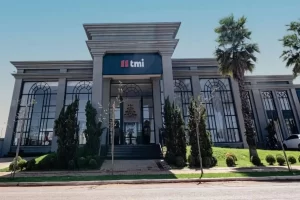 Fachada moderna da sede do Grupo TMI em Rondonópolis, Mato Grosso, simbolizando solidez e inovação na construção civil.