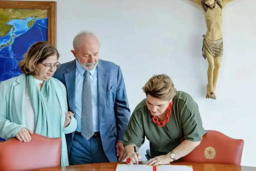 Lula Empossa Márcia Lopes no Ministério das Mulheres Um Novo Capítulo para a Igualdade de Gênero 1 Márcia Lopes ministra de lula em evento político, representando sua trajetória de ativismo e compromisso com políticas públicas para mulheres em 2025.