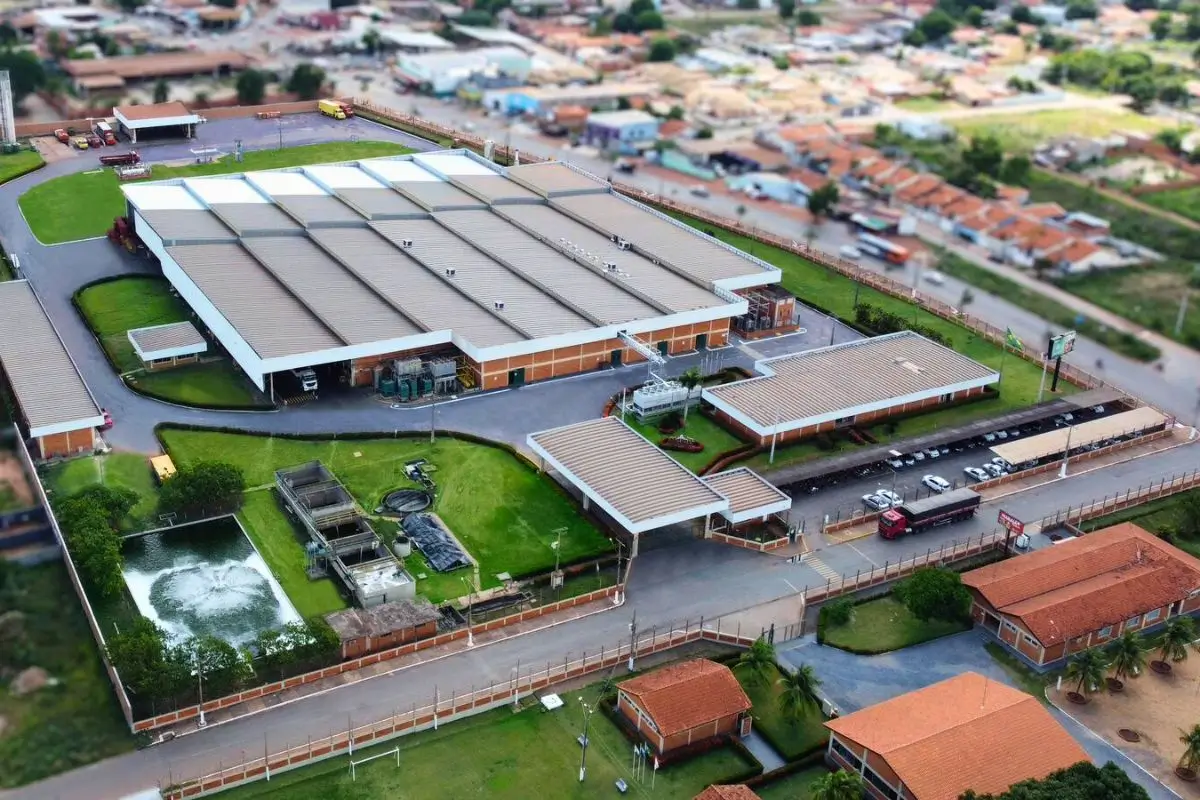 Vista aérea de Várzea Grande, MT, em seu 151º aniversário, destacando o crescimento econômico e comercial da cidade.