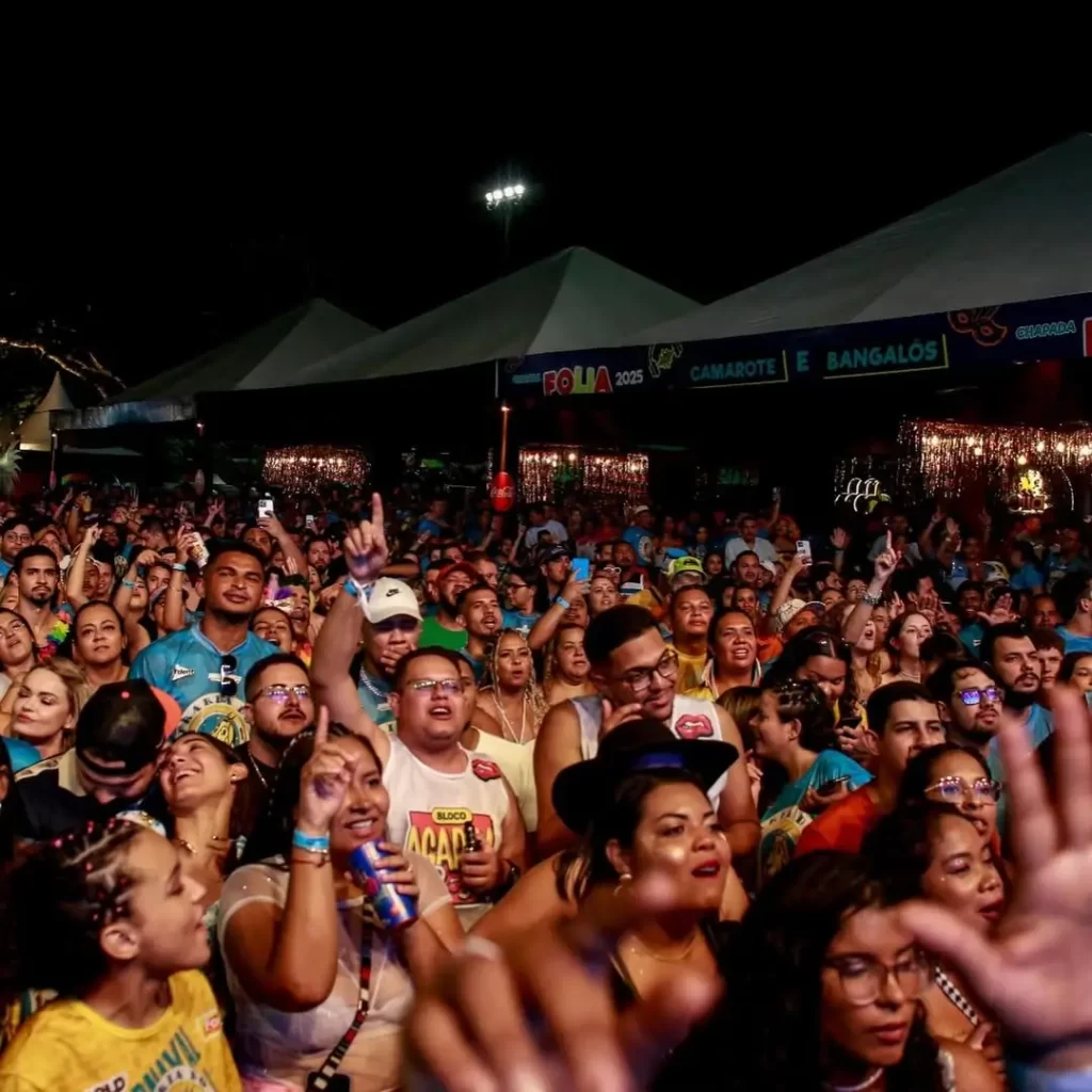 Descubra 5 eventos que vão agitar Chapada dos Guimarães em 2025 2 foliões fantasiados dançando ao som de trio elétrico no Carnaval Chapada Folia 2025
