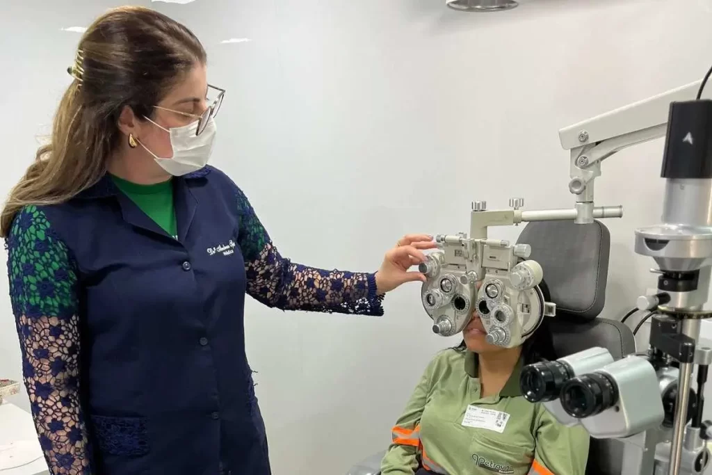 Profissional de saúde atendendo trabalhador rural em consulta odontológica durante o Mutirão Rural na Serra da Petrovina, Pedra Preta.