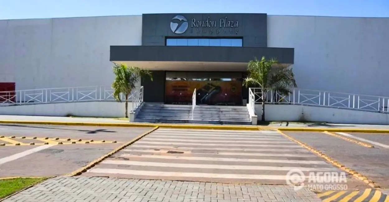 Fachada moderna do Rondon Plaza Shopping em Rondonópolis, com entrada iluminada e banner de compras e lazer.