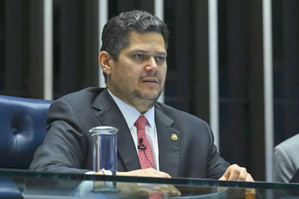 Momento decisivo: Alcolumbre oficializa a CPMI que mira descontos ilegais em benefícios.