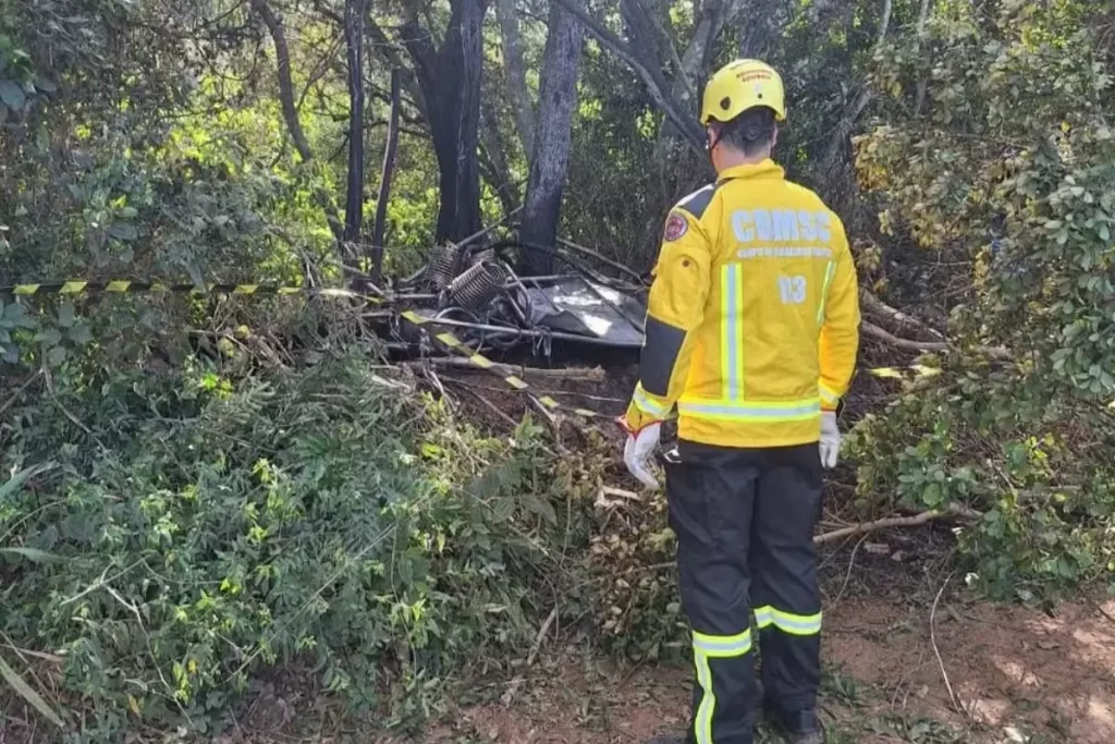 Bombeiros de Santa Catarina inspecionam cesto metálico destruído após queda de balão em Gaspar