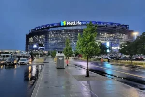 Vista aérea do MetLife Stadium iluminado à noite, destacando arquibancadas e gramado prontos para a final do Mundial de Clubes 2025