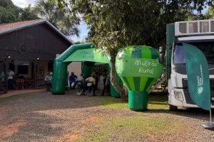 Equipe do Mutirão Rural atendendo trabalhadores em fazenda na Serra da Petrovina, Pedra Preta, com serviços médicos e odontológicos.