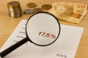 Mãos segurando lupa sobre extrato bancário com percentual 17,5 destacado em vermelho