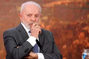 Presidente Lula em coletiva com telão exibindo 43 por cento culpam governo por fraudes no INSS