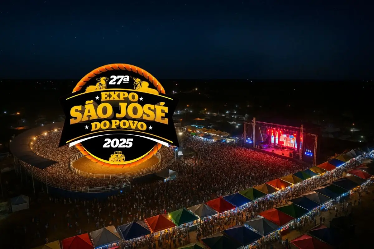Vista aérea noturna do Parque de Exposições de São José do Povo iluminado durante a Expo 2025