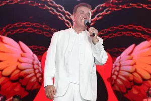 Tela de TV exibindo Leo Dias no programa Fofocalizando ao lado de foto de Amado Batista e Calita Franciele