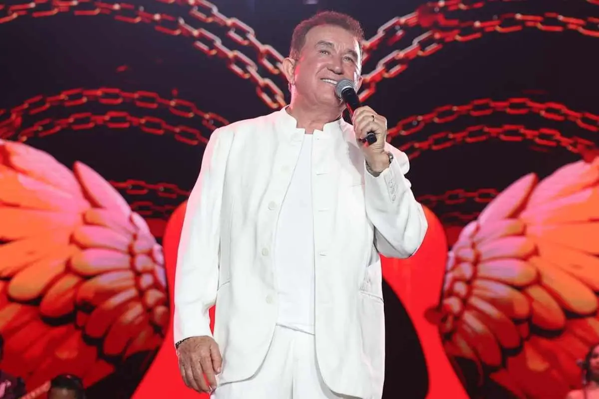 Tela de TV exibindo Leo Dias no programa Fofocalizando ao lado de foto de Amado Batista e Calita Franciele