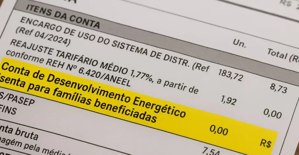 Close na fatura de energia com destaque para a isenção da CDE