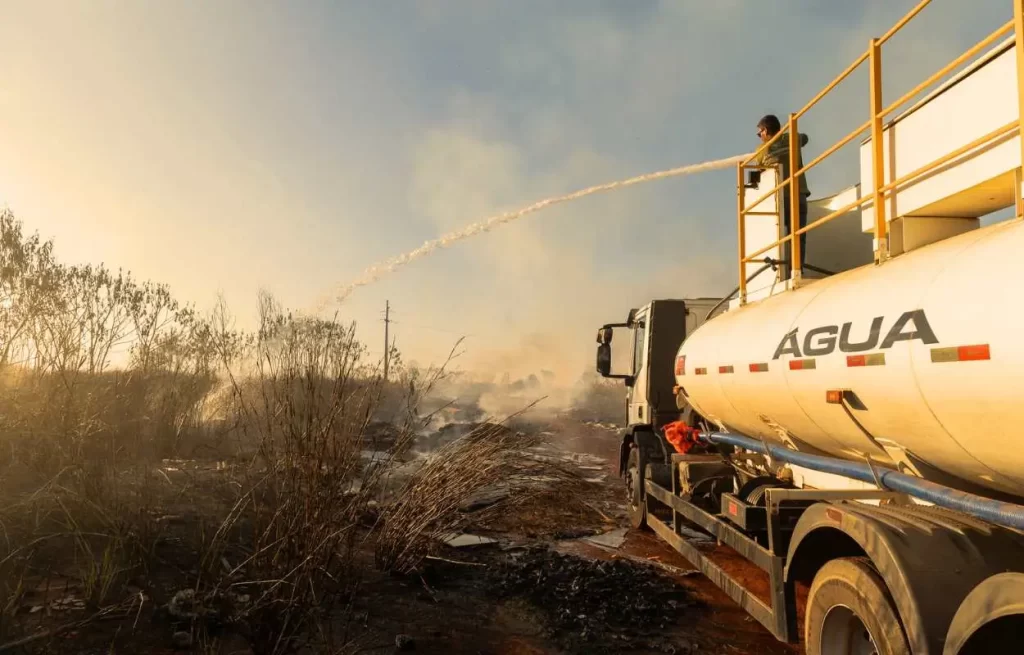 Caminhão-pipa da Prefeitura de Rondonópolis jogando água para controlar queimadas em período seco