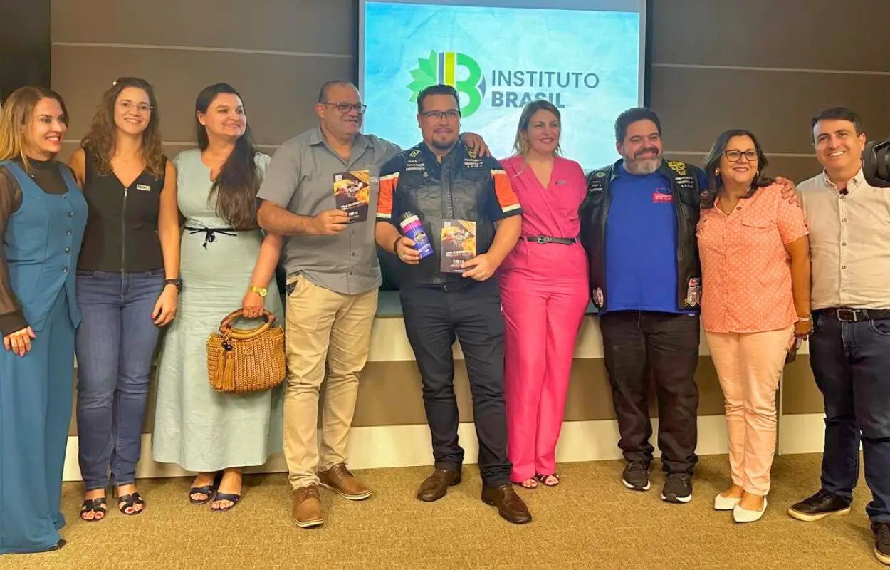 Membros do Caveiras do Cerrado apresentam detalhes do evento e distribuem folders com a programação oficial