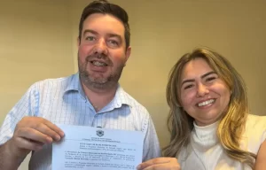 O vereador Renan Dourado apresentou à primeira-dama Alessandra o agora aprovado Projeto de Lei nº 14.227/2025, que institui o Programa Municipal de Inclusão Digital