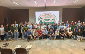 Grupo de 68 participantes da 2ª edição do Workshop da Rede de Laboratórios de Sementes do Cerrado, em Cuiabá, debate novas regras de análise de sementes em 2025.