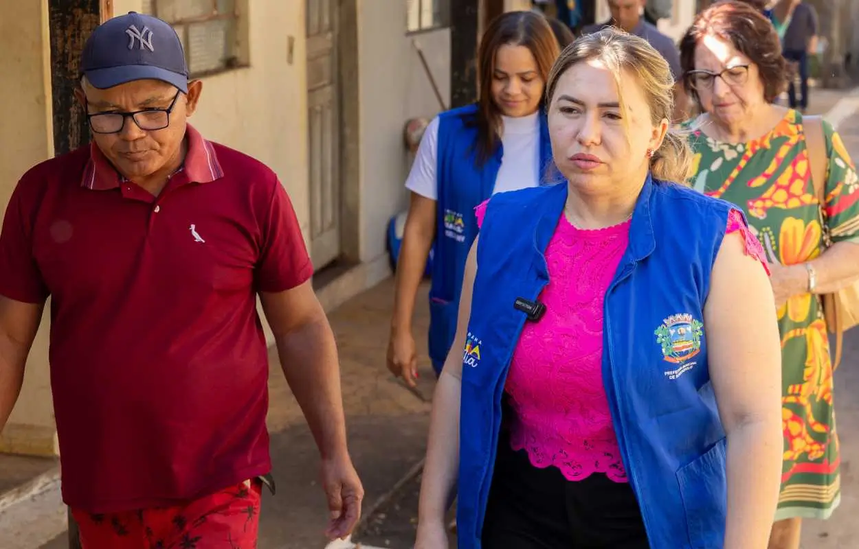 Secretária Alessandra Ferreira caminha com equipe em cortiço de Rondonópolis para visitar ex‑moradores de rua