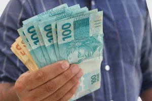 trabalhadora confere saldo extra do PIS/Pasep no aplicativo Carteira Digital