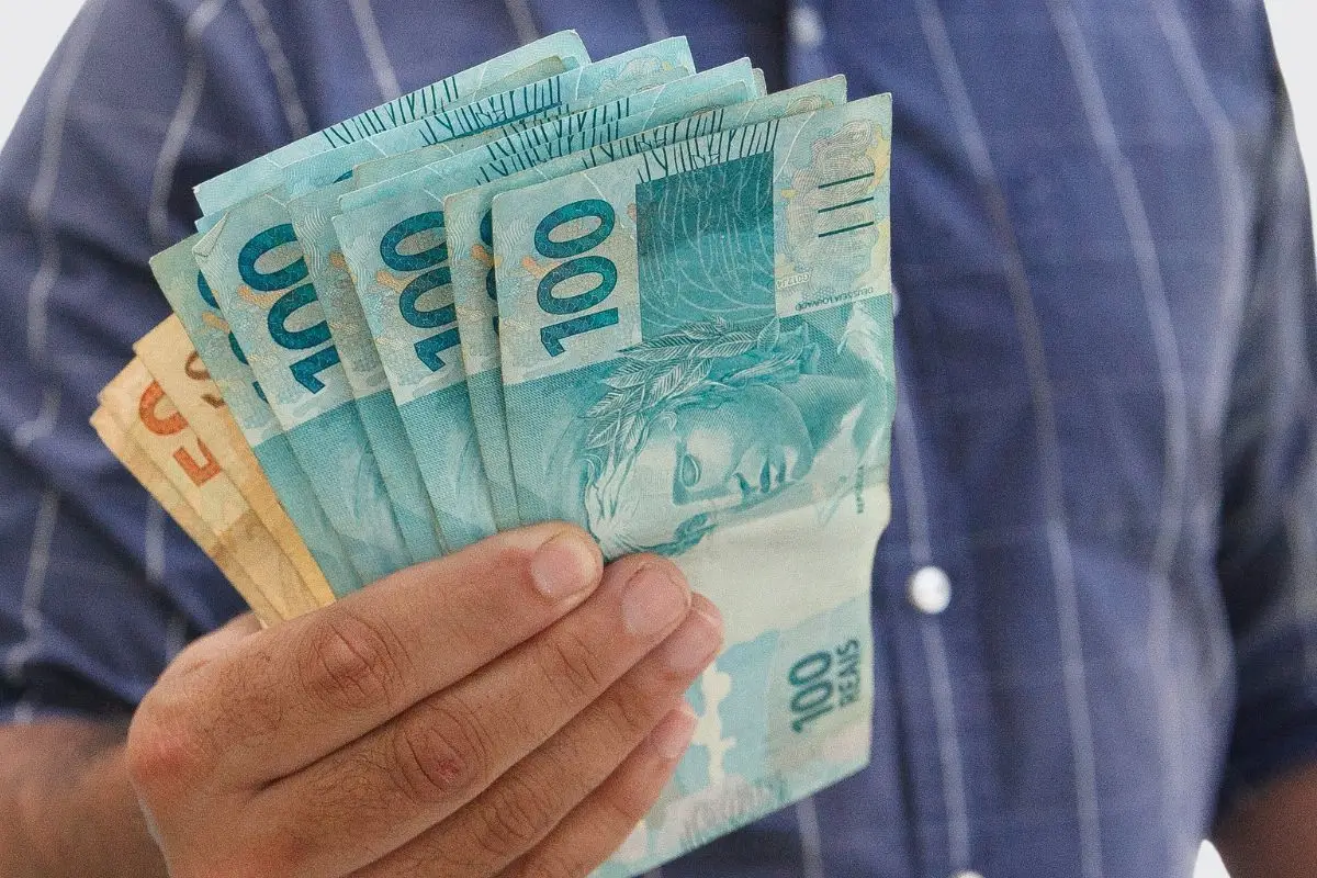 trabalhadora confere saldo extra do PIS/Pasep no aplicativo Carteira Digital