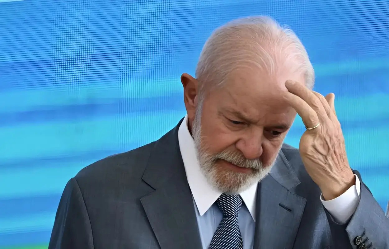 presidente Lula com expressão séria durante reunião sobre efeitos do novo IOF