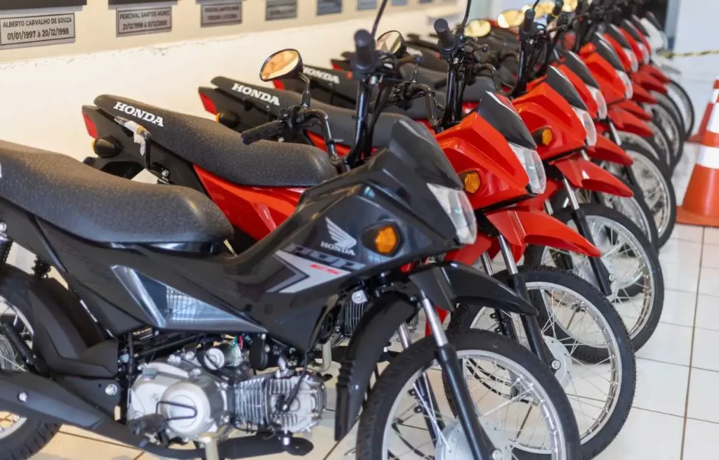 motos zero quilômetro exposto no Paço Municipal com faixa IPTU Premiado 2025
