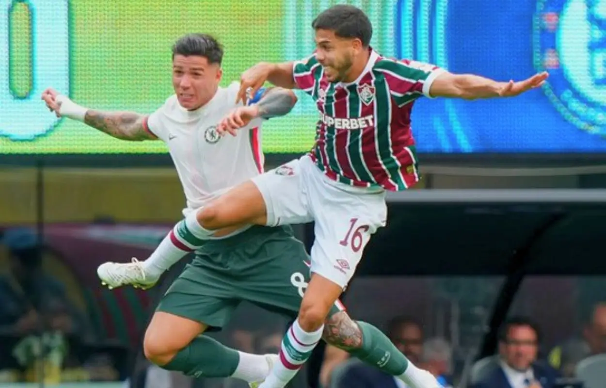 placar eletrônico exibe Chelsea 2 x 0 Fluminense durante apito final
