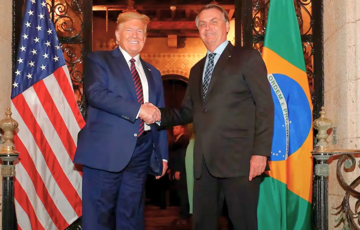 porta-voz do Departamento de Estado fala em briefing com bandeiras dos EUA ao fundo