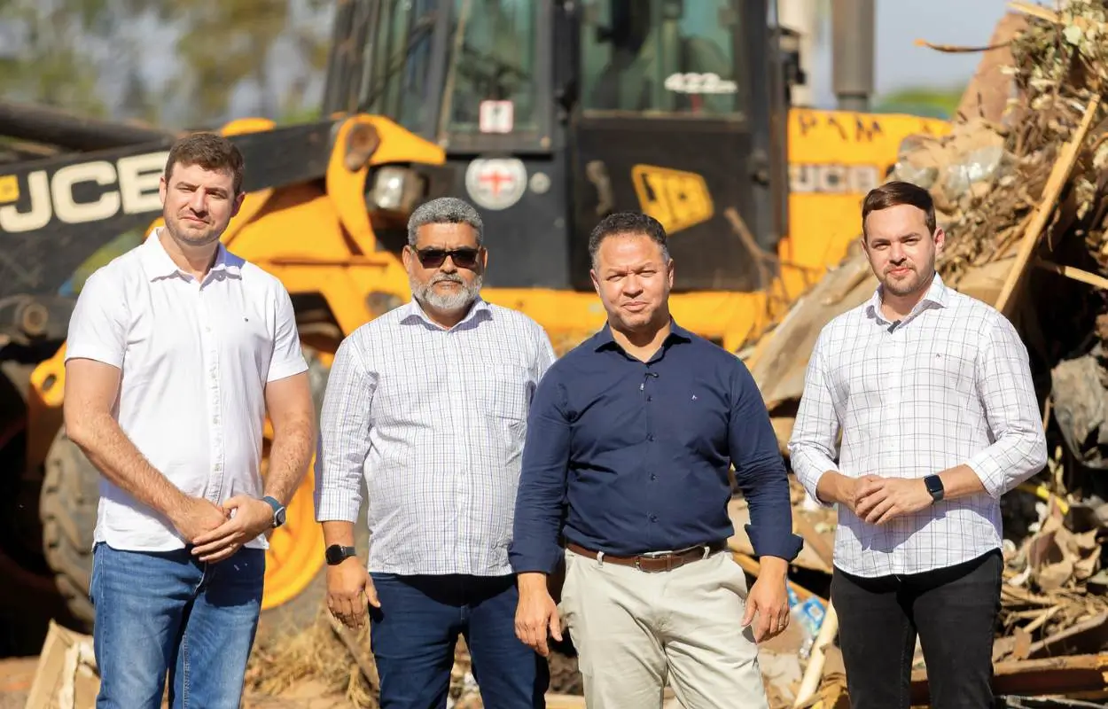 Prefeito Cláudio Ferreira ao lado da equipe diante de entulho e máquina pesada anuncia início da limpeza dos bolsões de lixo em Rondonópolis