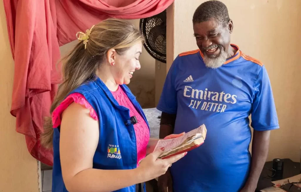  Alessandra Ferreira sorri enquanto conversa com ex-morador de rua dentro de sua casa em Rondonópolis