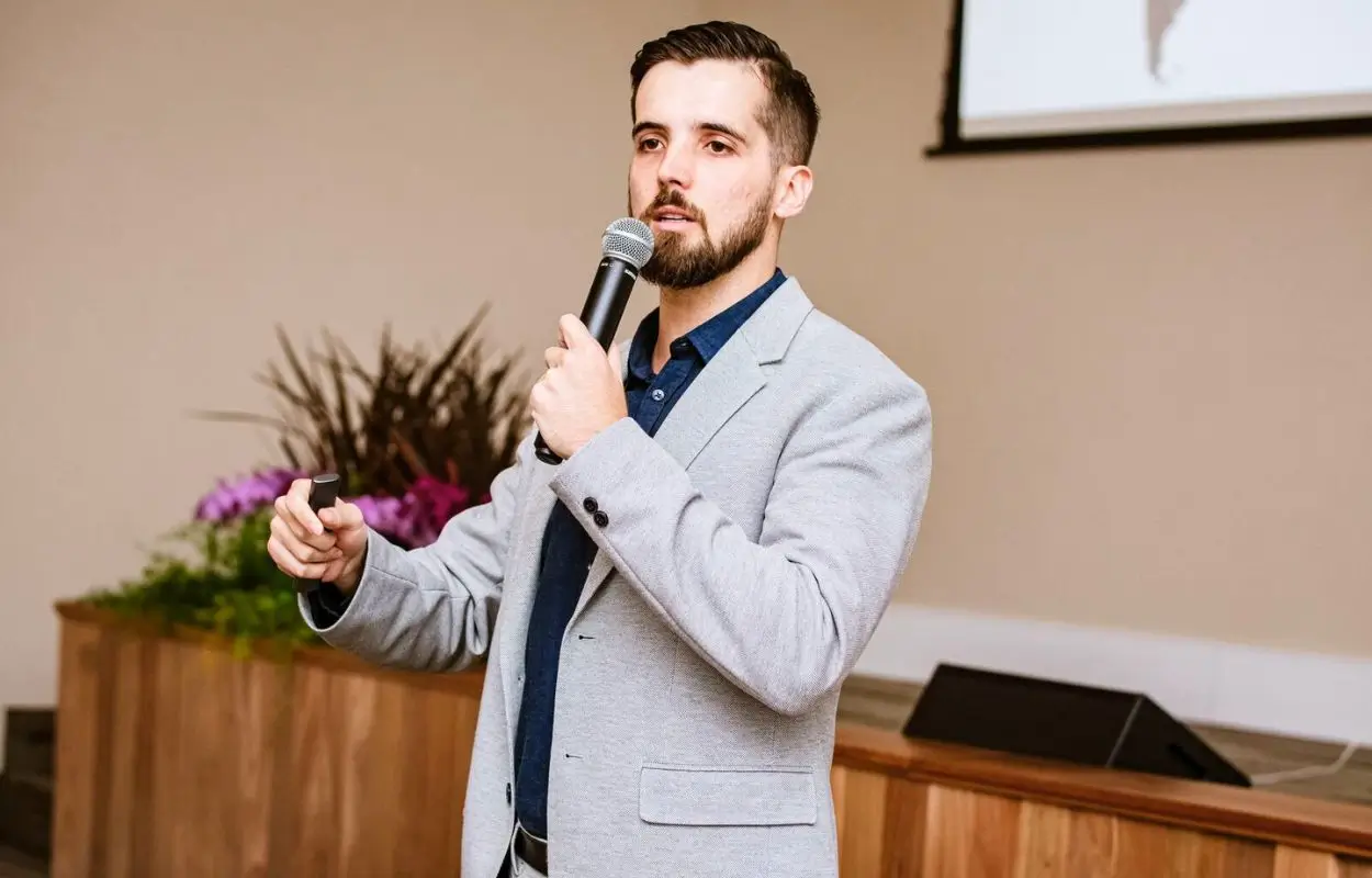 Palestras sobre o cenario mercadologico e ciclo pecuario na exposul 2025 Atitude MT