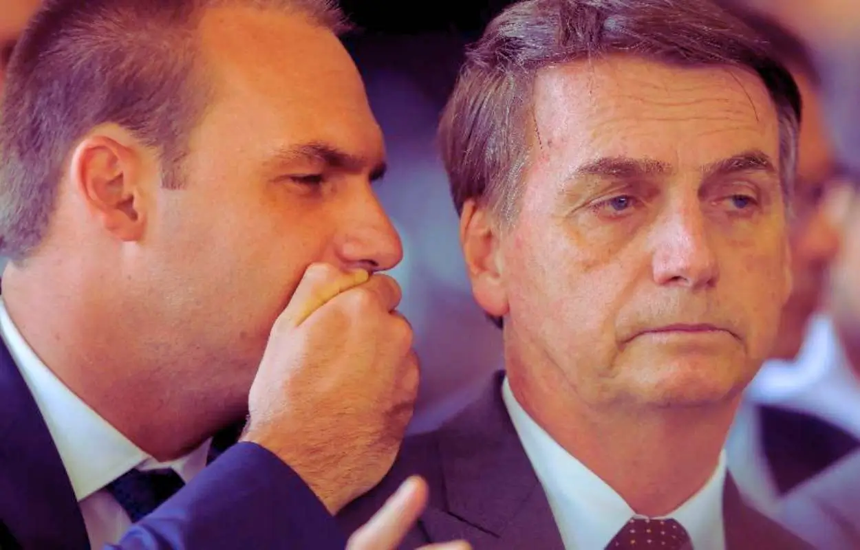 Jair Bolsonaro e Eduardo Bolsonaro em foto oficial destacando PF indicia pai e filho por atuação nos EUA