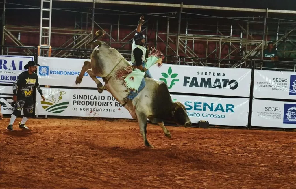 montaria em touro na exposul Atitude MT